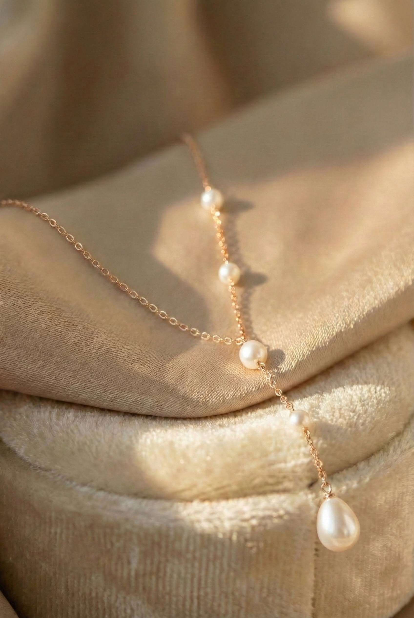 Chic Vintage-Inspired Pearl Pendant Necklace