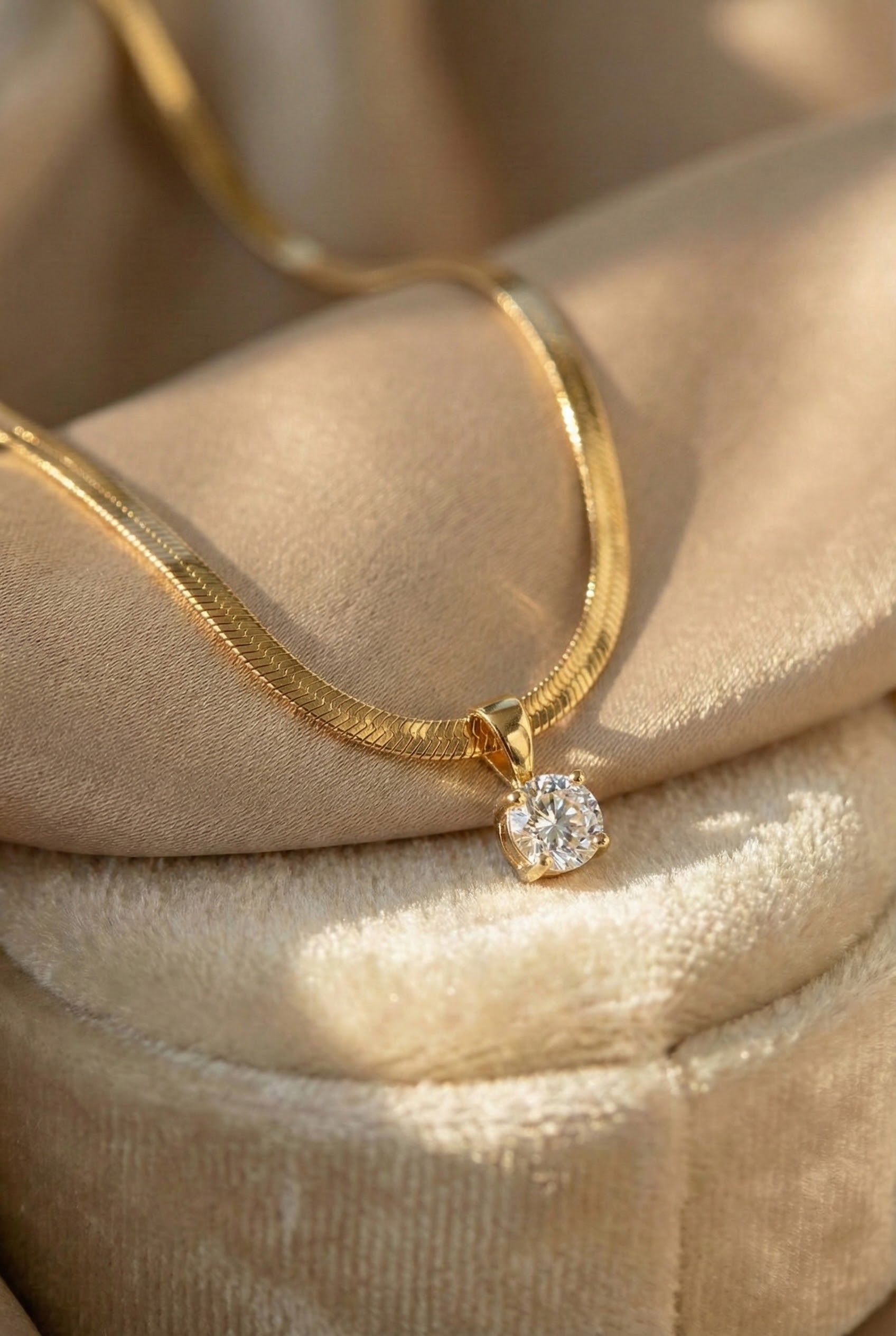 Chic Gold Pendant Necklace with Rhinestone Accents