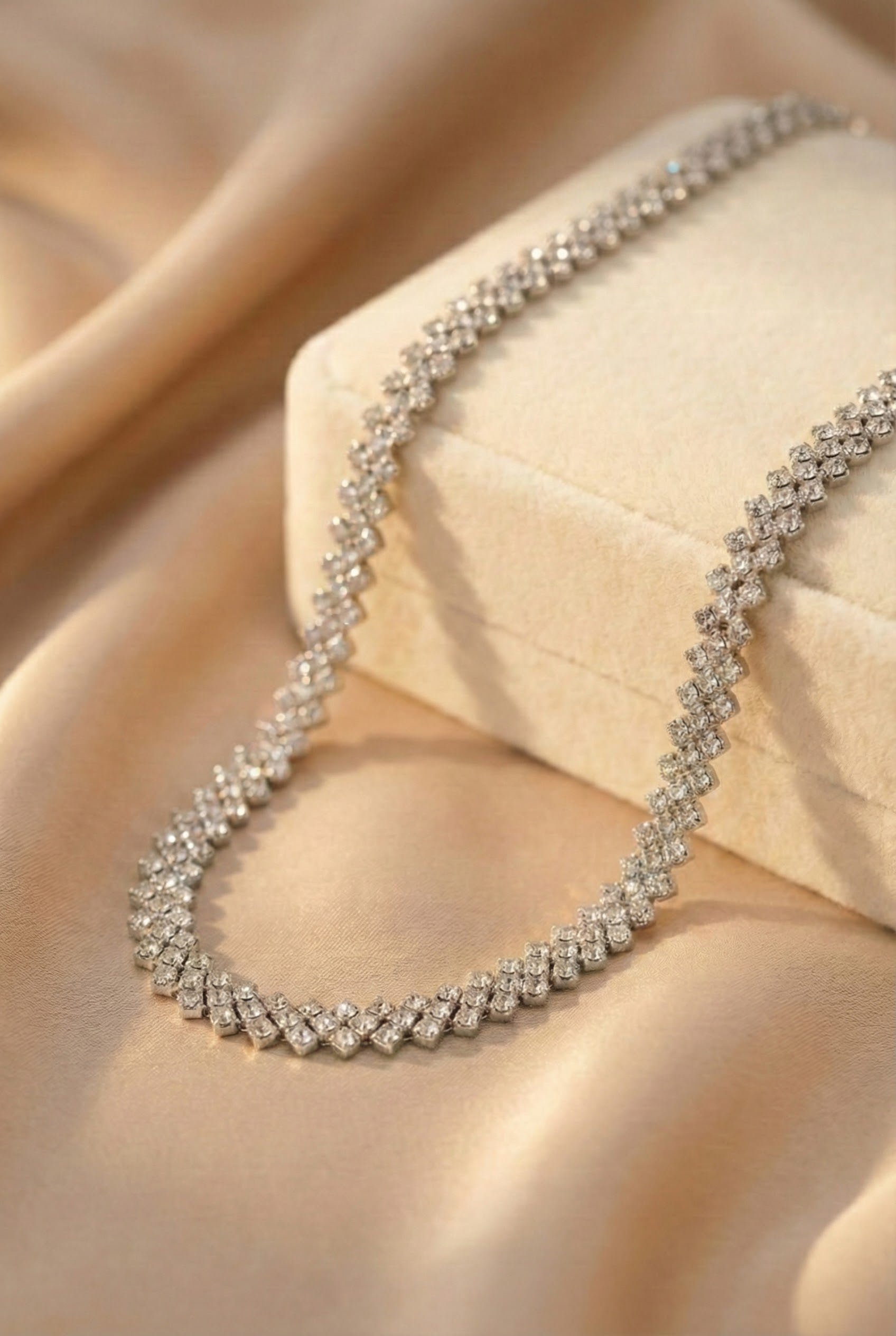 Chic Rhinestone-Embellished Collar Necklace