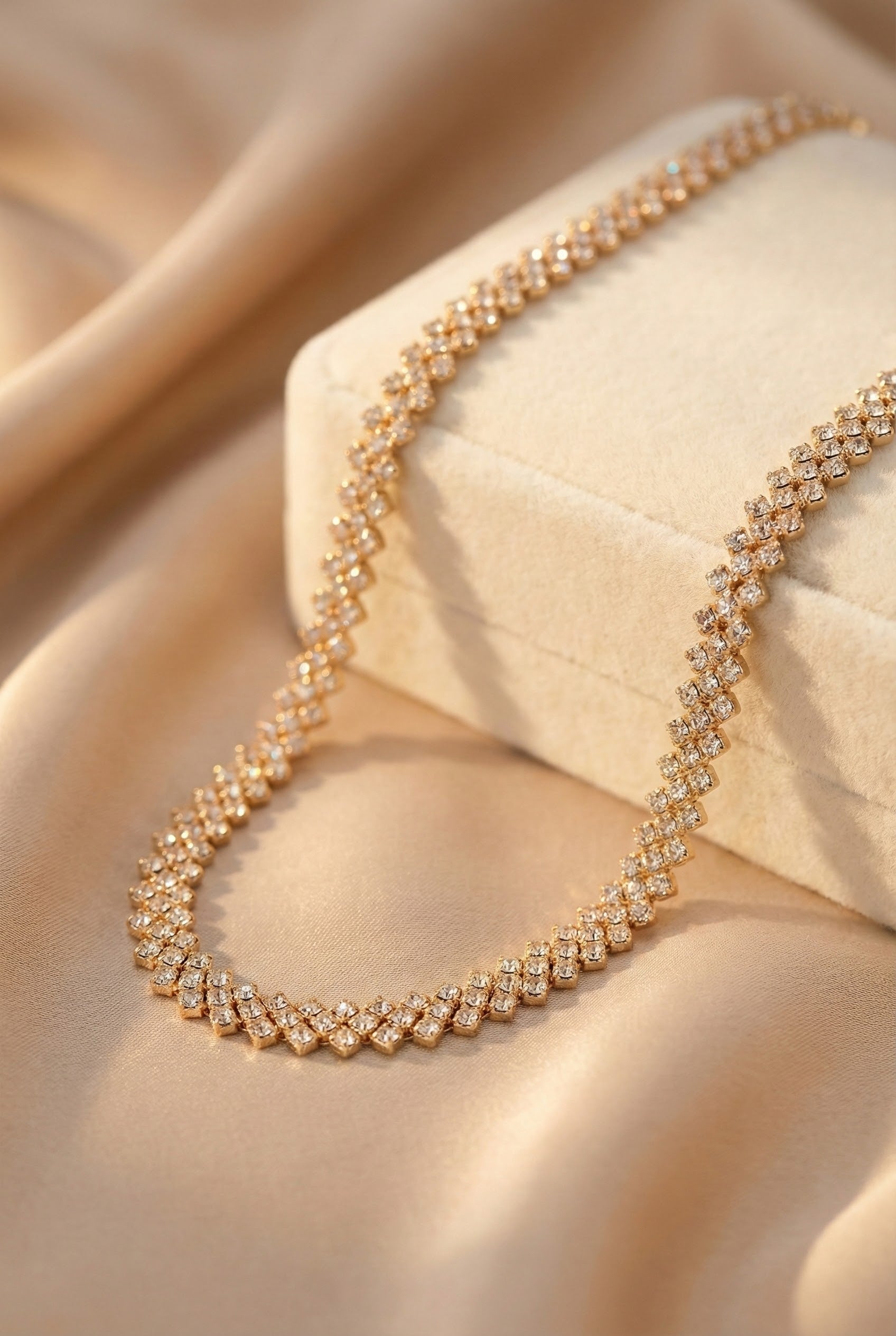 Chic Rhinestone-Embellished Collar Necklace