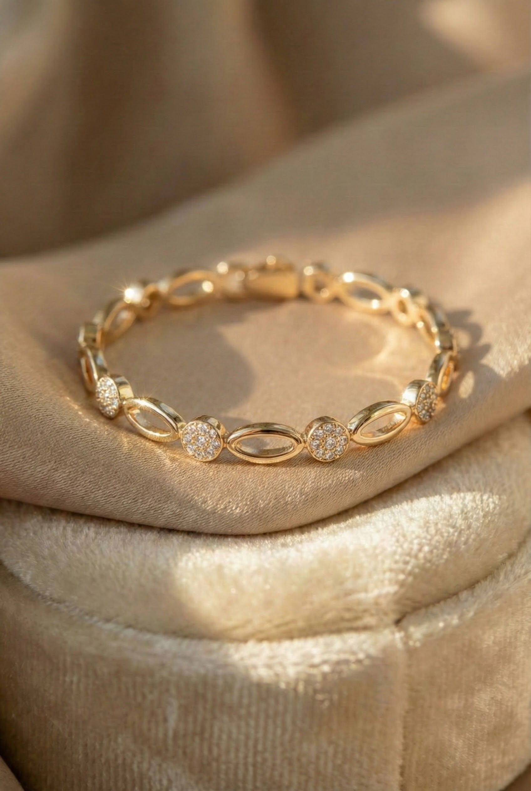 Chic Golden Zirconia Bracelet