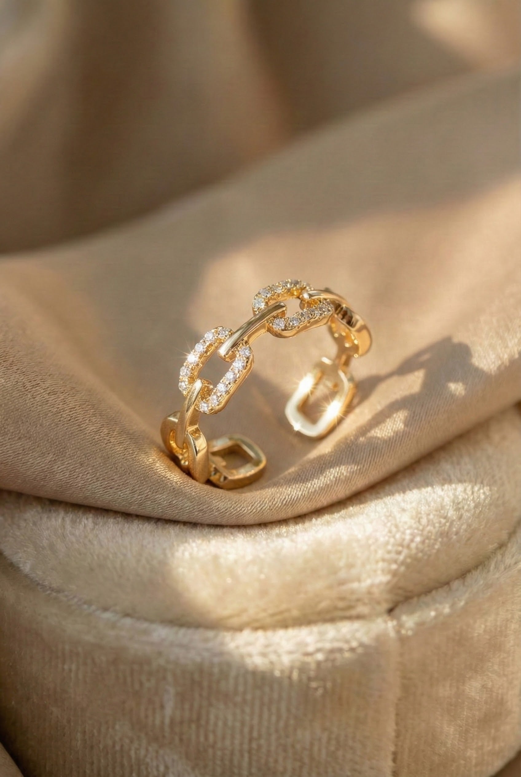 Radiant Bond Chain Gold Ring
